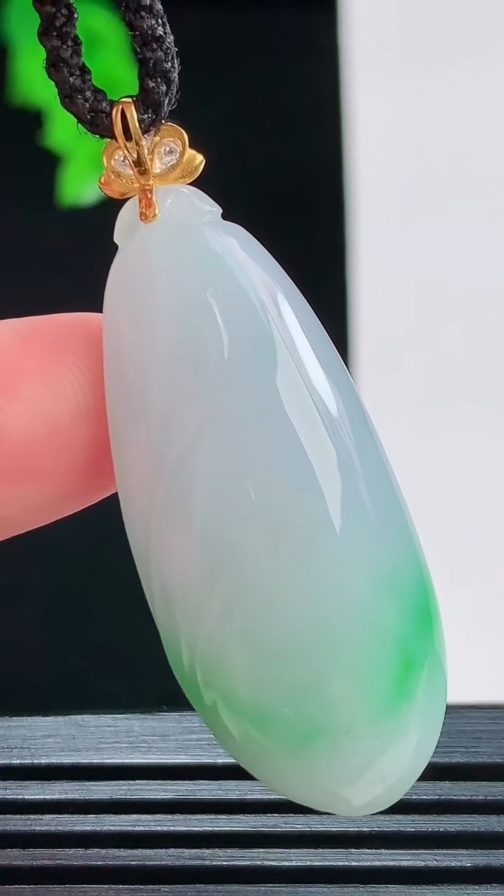 天然A货翡翠福瓜吊坠，尺寸40.8-16.9-9.9重量:11.67g
8月27日