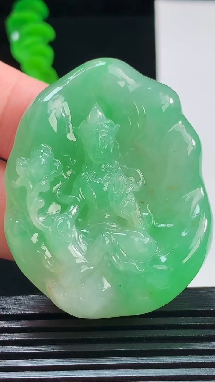 天然A货翡翠大势至观音菩萨吊坠，尺寸46.9-37.2-12.2重量:40.14g
8月27日