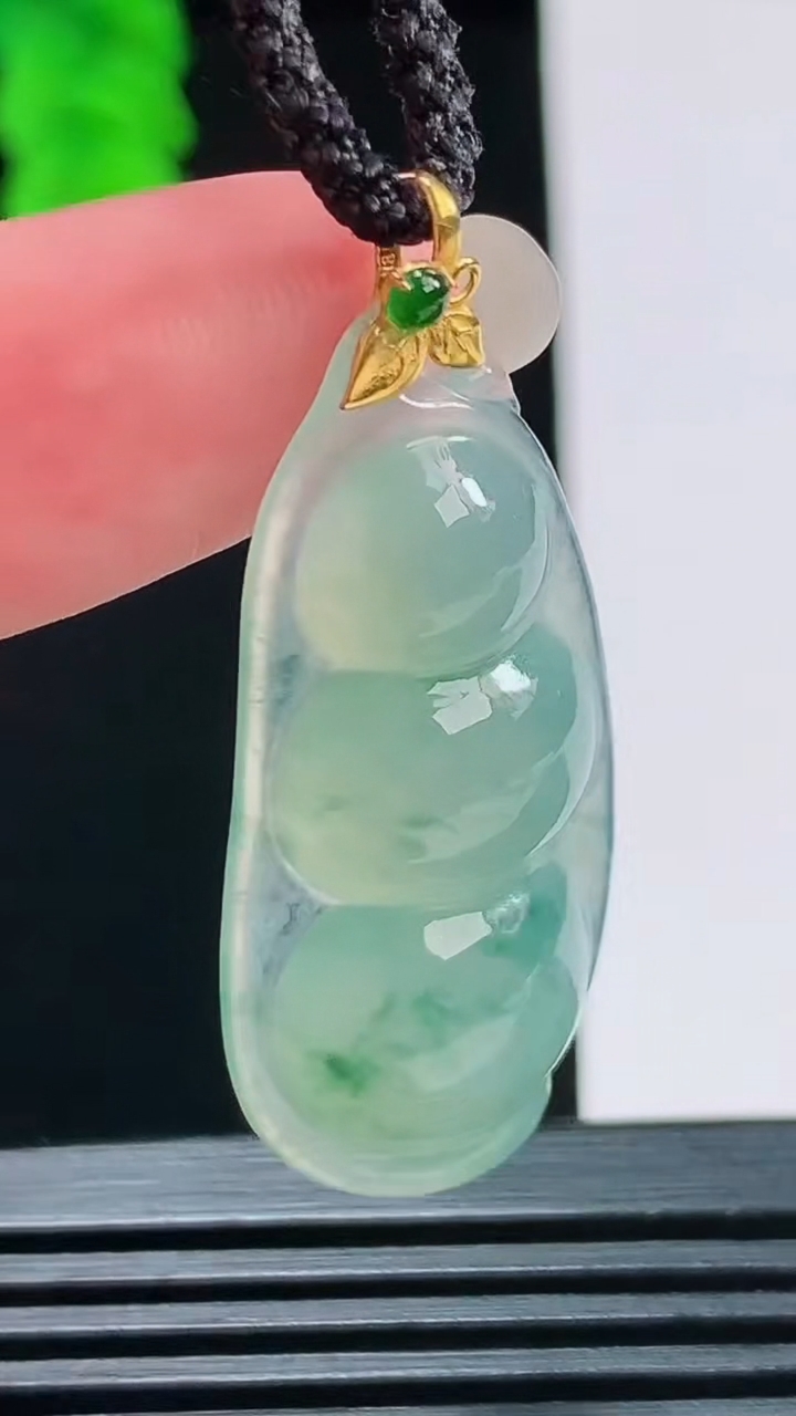 天然A货翡翠种飘花福豆吊坠，尺寸38-17.2-5.8重量:5.65g
8月27日