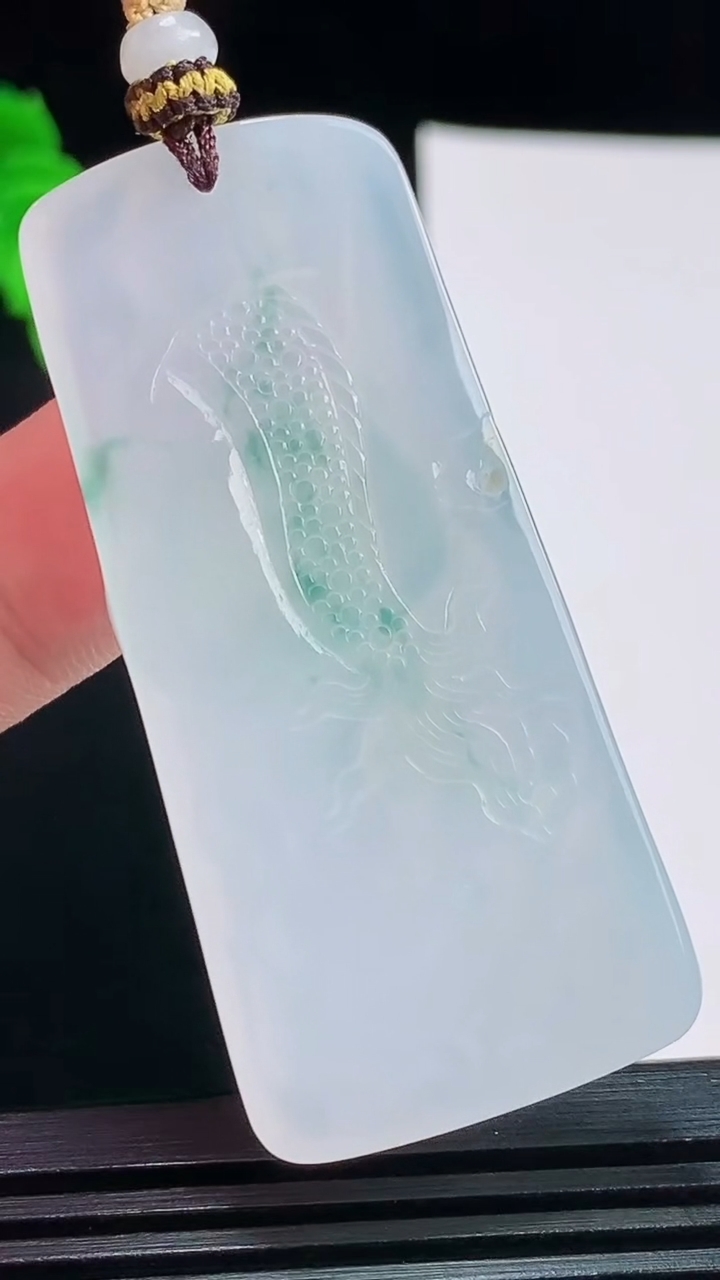 天然A货翡翠冰种飘花御龙观音菩萨吊坠，尺寸54.8-25.5-5.3重量:18.06g
8月27日