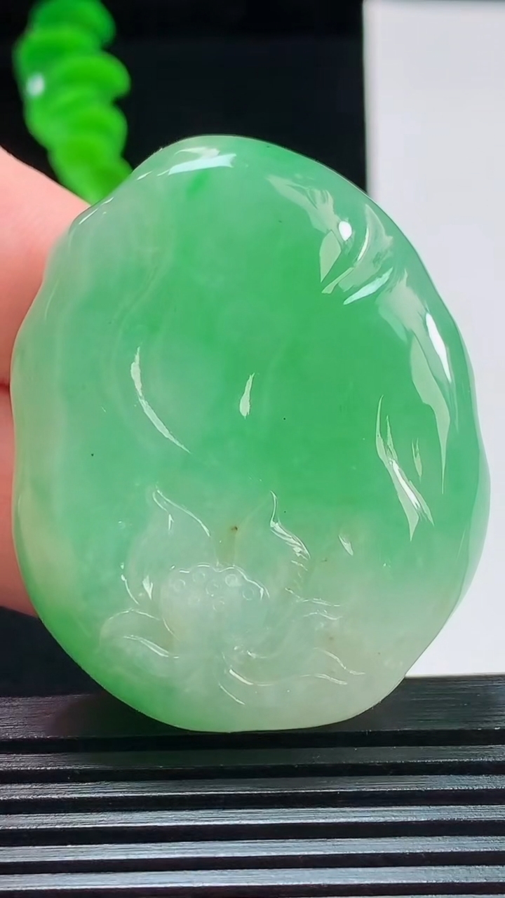 天然A货翡翠大势至观音菩萨吊坠，尺寸46.9-37.2-12.2重量:40.14g
8月27日