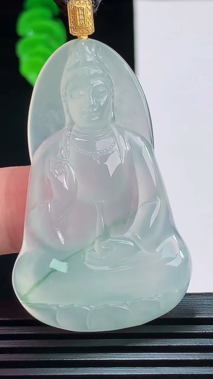 天然A货翡翠观音菩萨吊坠，尺寸49.2-30.4-5.4重量:14.19g
8月27日