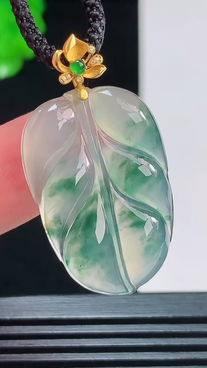 天然A货翡翠种飘花金枝玉叶 叶子吊坠，尺寸27.4-19.4-3.7重量:3.89g
8月27日