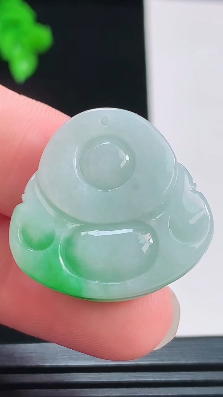 天然A货翡翠佛公吊坠，尺寸25.6-26.7-9.8重量:10.27g
8月27日