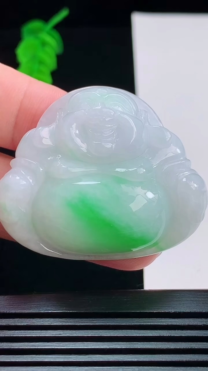 天然A货翡翠佛公吊坠，尺寸38.2-45.3-12.2重量:33.44g
8月27日