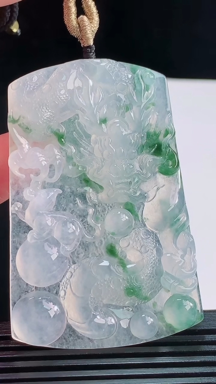 天然A货翡翠种飘花龙牌吊坠，尺寸60.7-39.3-6重量:30.74g
8月27日