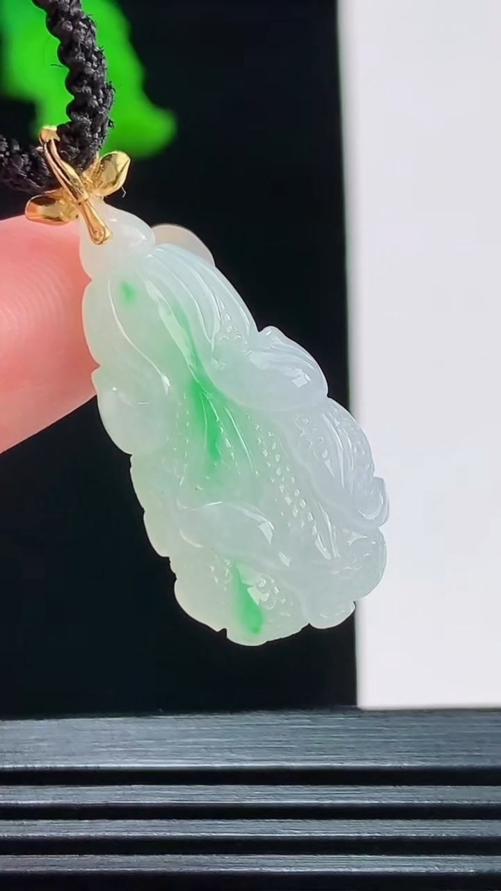 天然A货翡翠白菜吊坠，尺寸28.1-14-8.8重量:5.38g
8月27日