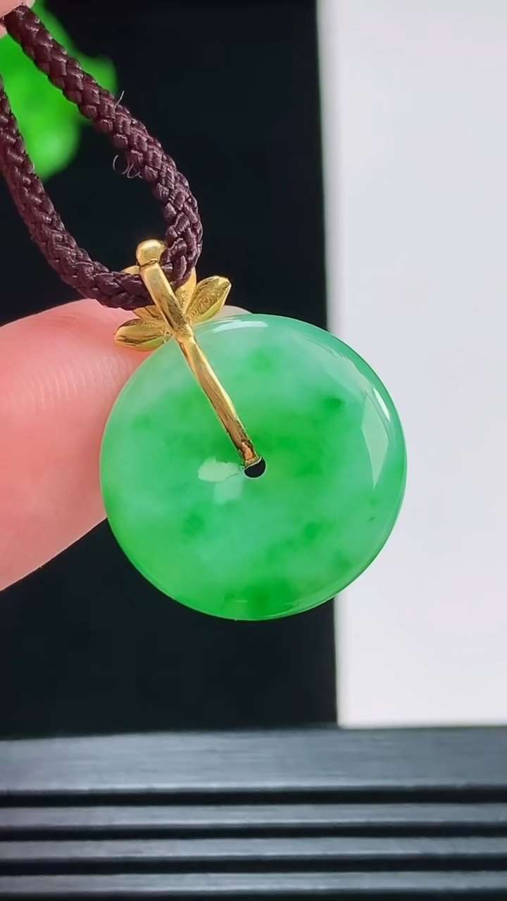天然A货翡翠平安扣吊坠，尺寸17.1-4.1重量:2.25g
8月27日