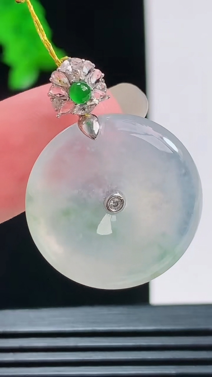 天然A货翡翠种飘花平安扣吊坠，尺寸22.5-4.8重量:5.62g
8月27日