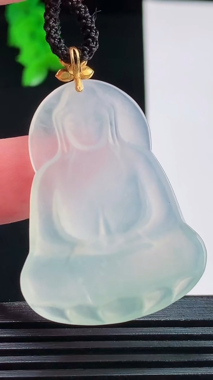天然A货翡翠观音菩萨吊坠，尺寸39.8-30.6-3.7重量:8.47g
8月27日
