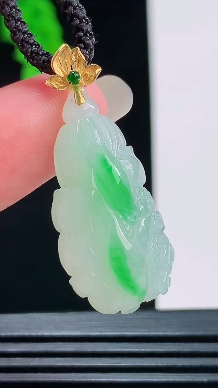 天然A货翡翠白菜吊坠，尺寸28.1-14-8.8重量:5.38g
8月27日