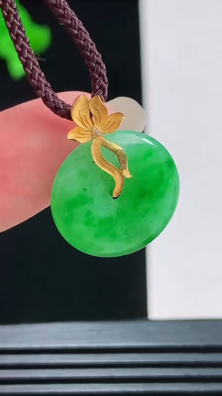 天然A货翡翠平安扣吊坠，尺寸17.1-4.1重量:2.25g
8月27日