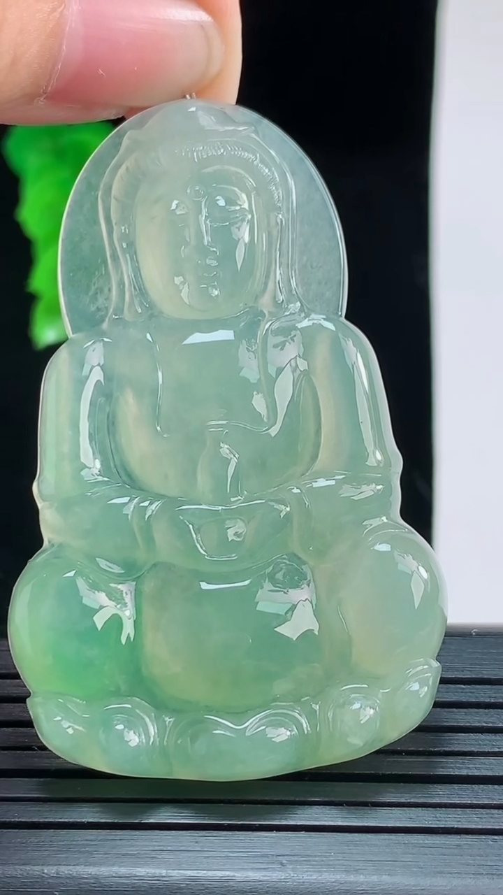 天然A货翡翠正装观音菩萨吊坠，尺寸57.8-36-5.8重量:20.76g
8月28日