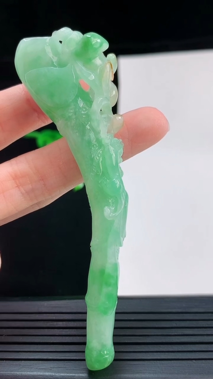 天然A货翡翠烟嘴，尺寸85.3-24.2-12.3重量:22.09g
8月28日