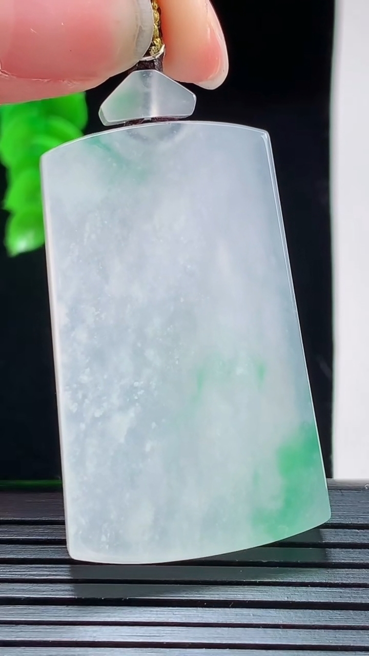 天然A货翡翠种飘花仿古无事牌吊坠，尺寸43.8-27-4.8重量:20.80g
8月28日