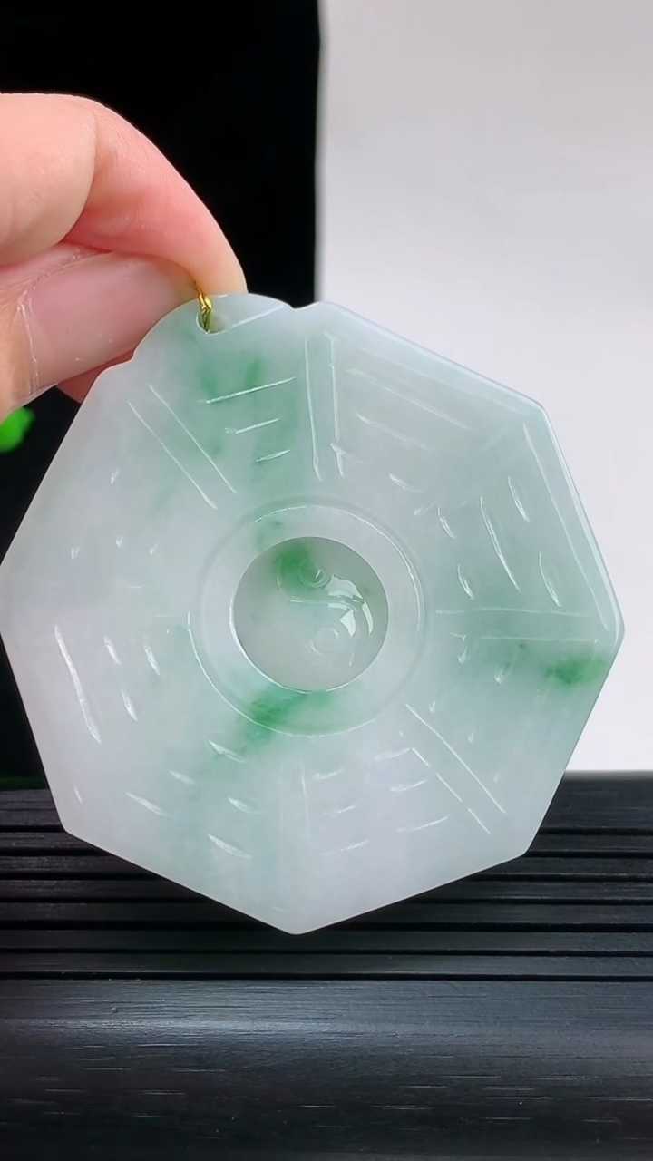 天然A货翡翠太极八卦吊坠，尺寸52.2-6.5重量:40.11g
8月28日