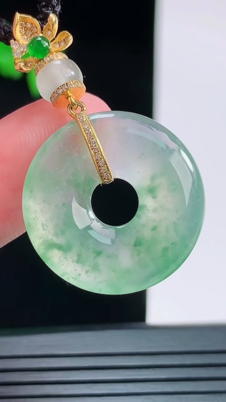 天然A货翡翠种飘花平安环吊坠，尺寸22.6-4.1重量:5.30g
8月28日