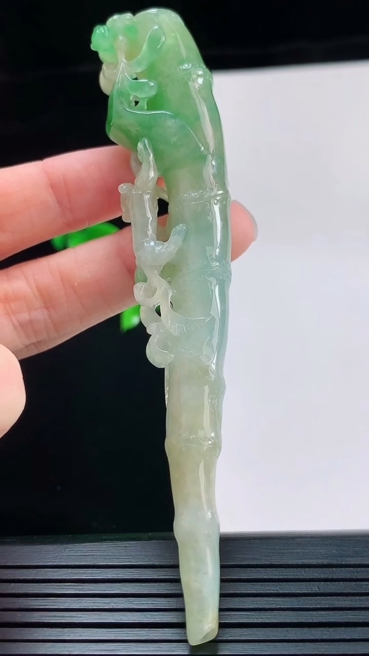 天然A货翡翠烟嘴，尺寸98.2-18.1-13重量:25.48g
8月28日
