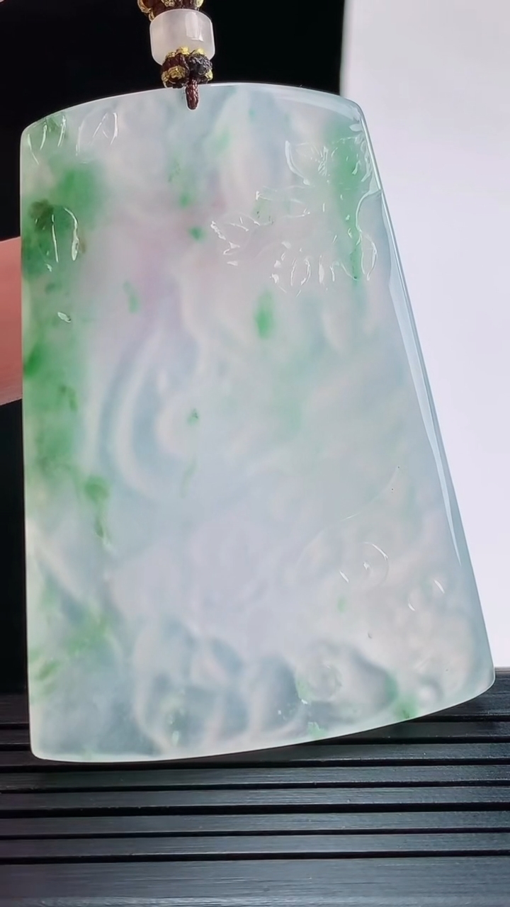 天然A货翡翠种飘花大势至菩萨吊坠，尺寸61.8-41.8-5.5重量:35.05g
8月28日