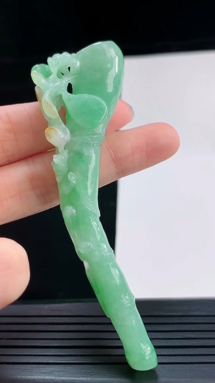 天然A货翡翠烟嘴，尺寸85.3-24.2-12.3重量:22.09g
8月28日