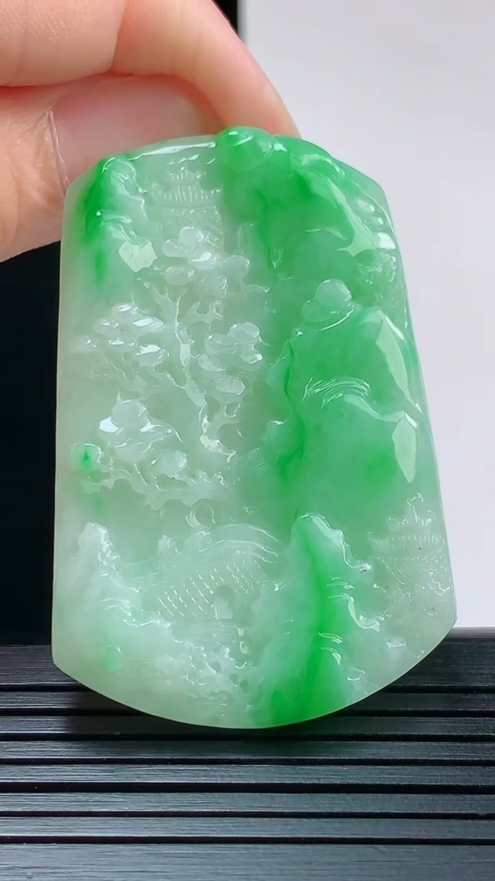天然A货翡翠山水牌吊坠，尺寸51.6-34-5重量:21.71g
8月28日