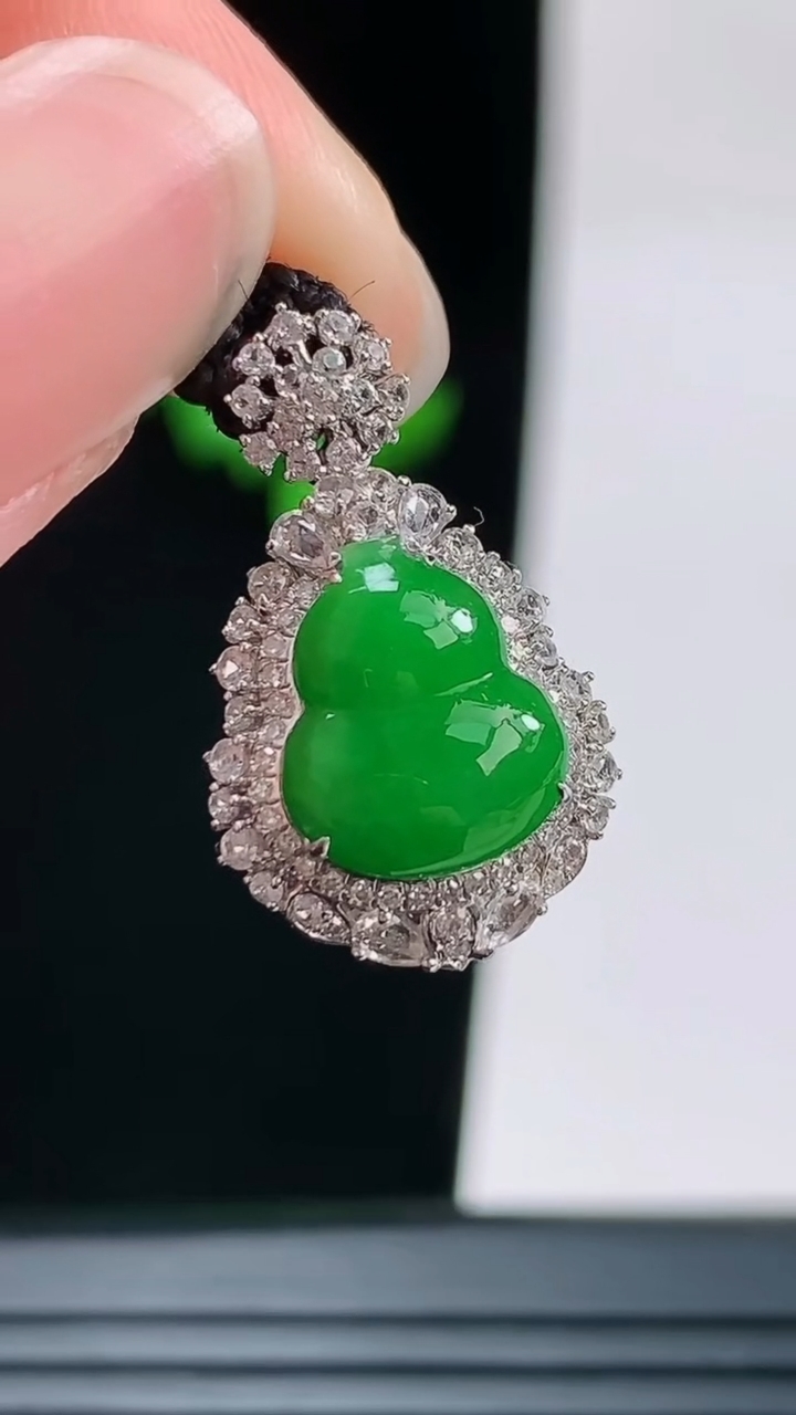 天然A货翡翠葫芦吊坠，尺寸9.9-8.2-7.6重量:2.23g
8月28日