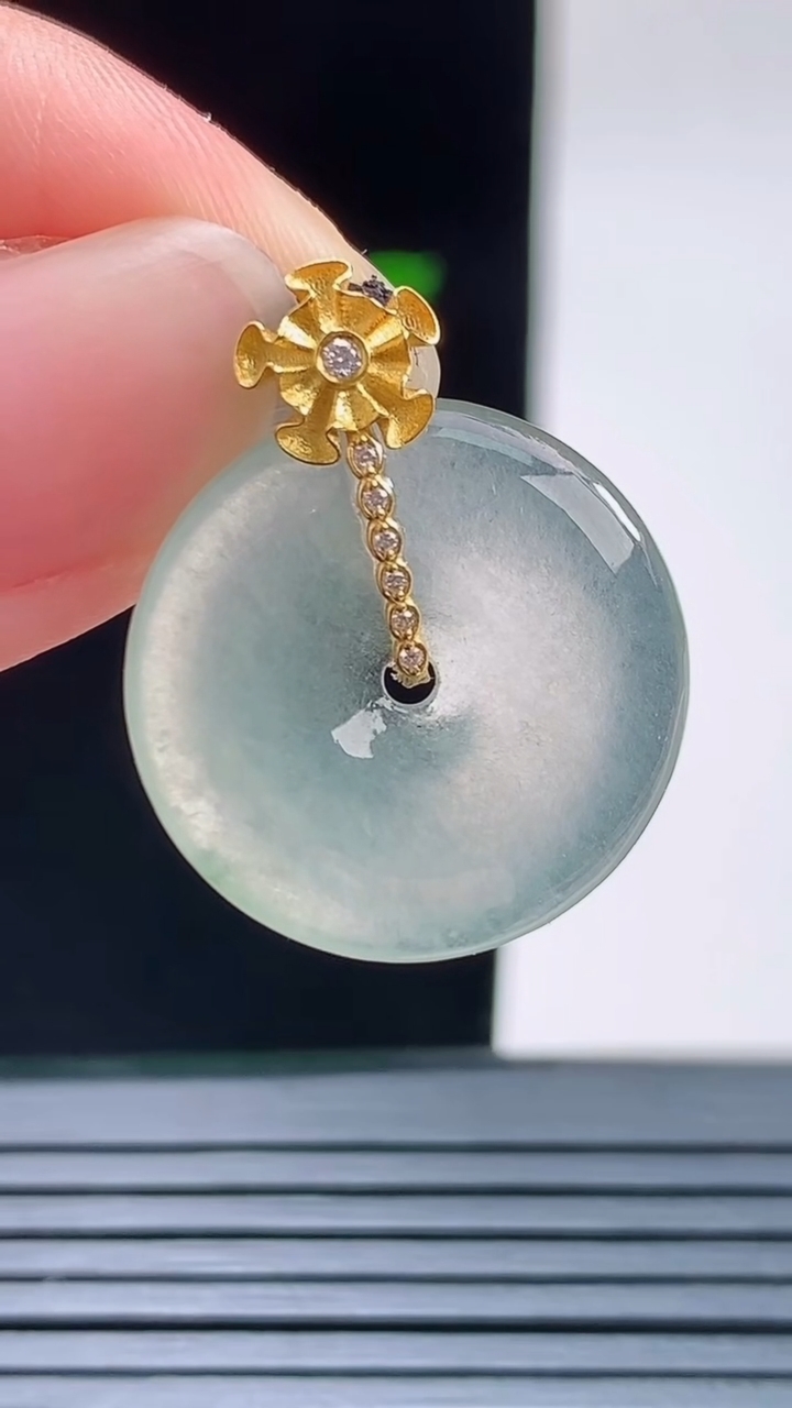 天然A货翡翠平安扣吊坠，尺寸19.6-2.7重量:2.48g
8月28日