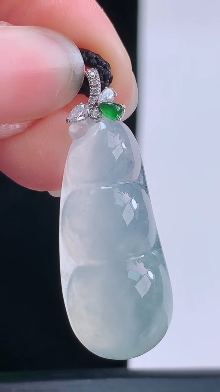 天然A货翡翠福豆吊坠，尺寸28.5-12.4-6.1重量:4.00g
8月28日