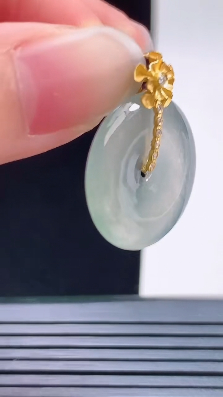 天然A货翡翠平安扣吊坠，尺寸19.6-2.7重量:2.48g
8月28日