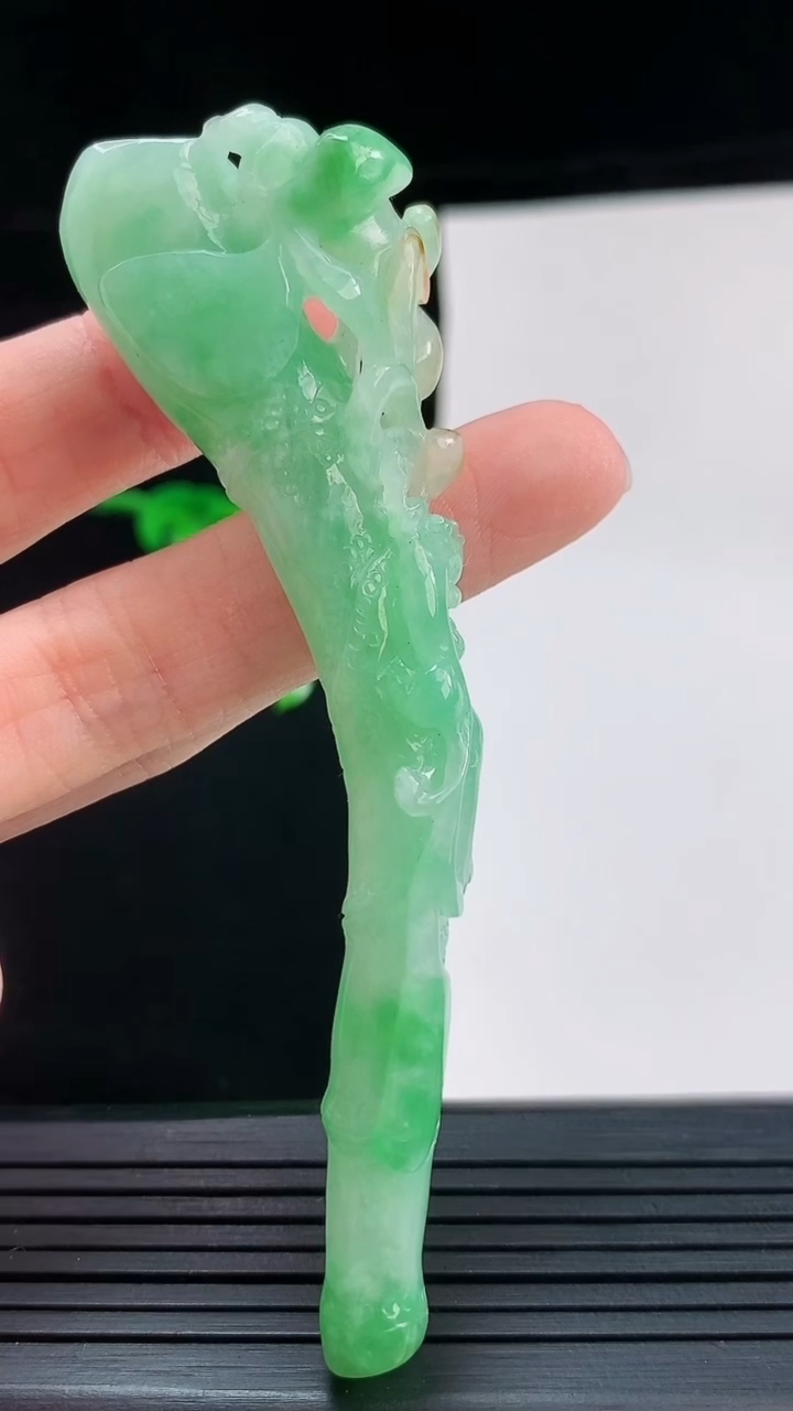 天然A货翡翠烟嘴，尺寸85.3-24.2-12.3重量:22.09g
8月28日
