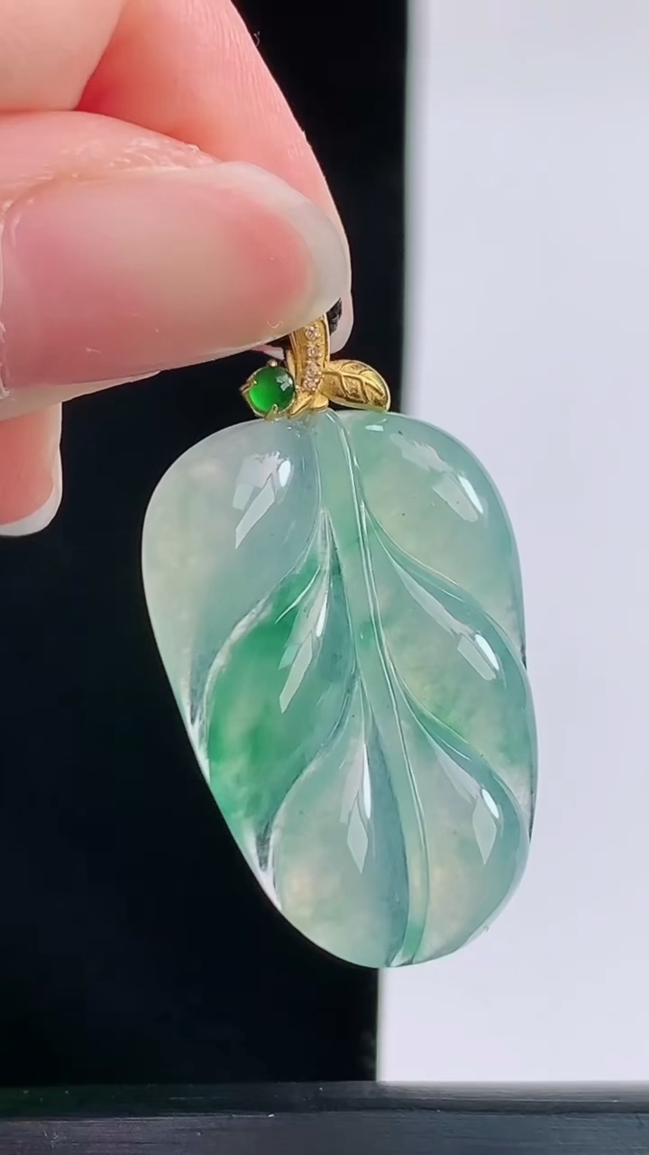 天然A货翡翠金枝玉叶 叶子吊坠，尺寸26.8-17.5-6.1重量:3.40g
8月28日