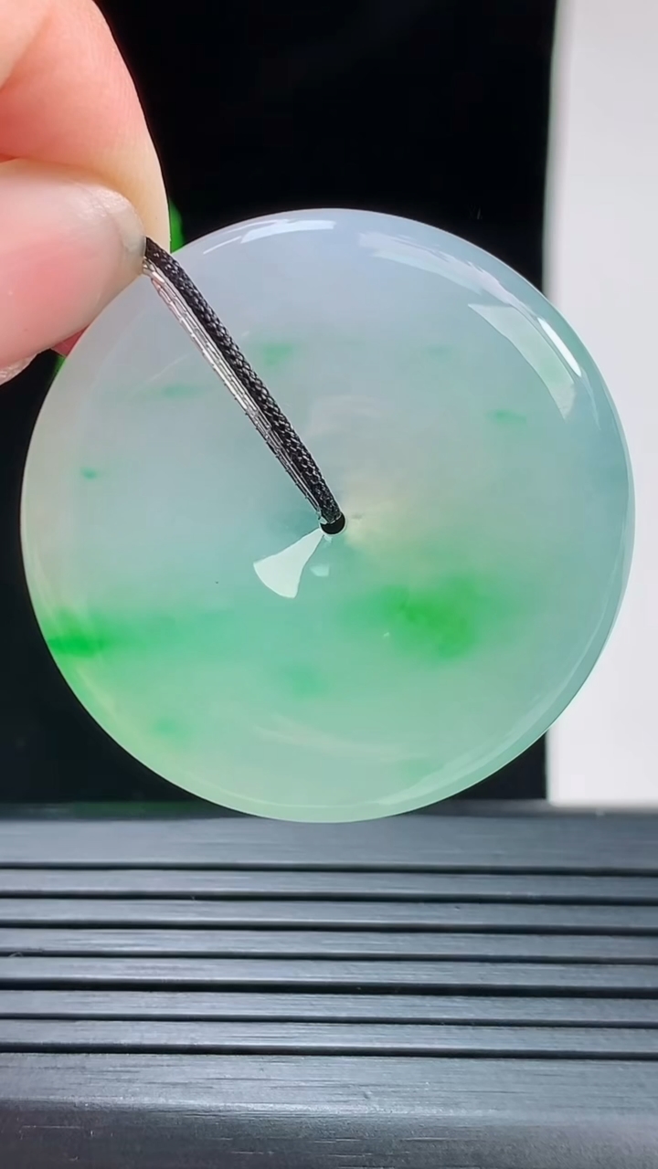 天然A货翡翠平安扣吊坠，尺寸34.7-6.1重量:15.36g
8月28日