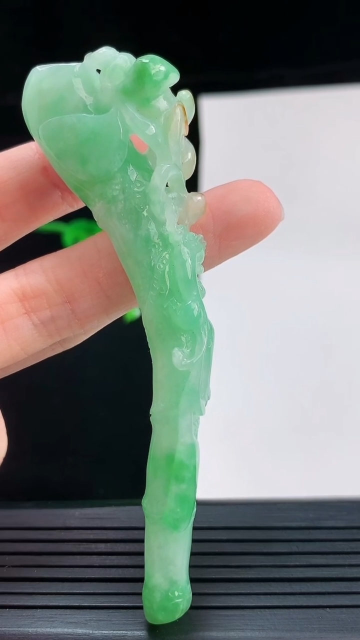 天然A货翡翠烟嘴，尺寸85.3-24.2-12.3重量:22.09g
8月28日