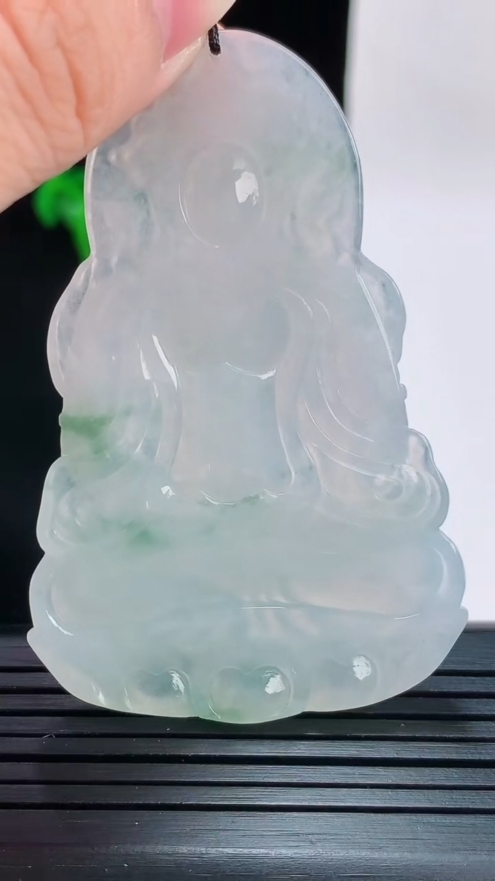 天然A货翡翠冰种飘花度母观音菩萨吊坠，尺寸61.8-40-5.5重量:22.22g
8月28日