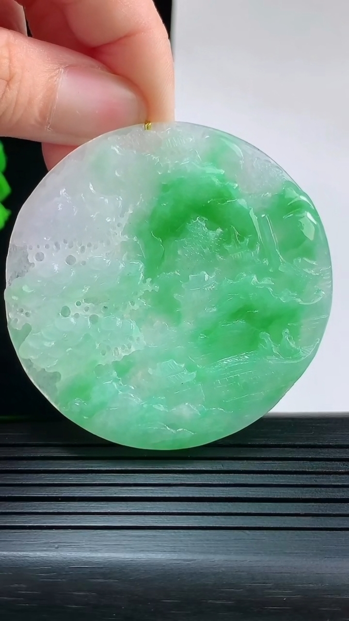 天然A货翡翠山水牌吊坠，尺寸51.8-5.1重量:24.37g
8月28日