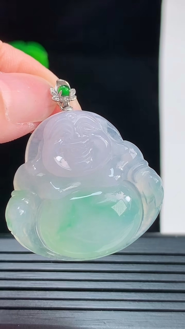 天然A货翡翠佛公吊坠，尺寸27.9-30.1-6.2重量:7.79g
8月28日