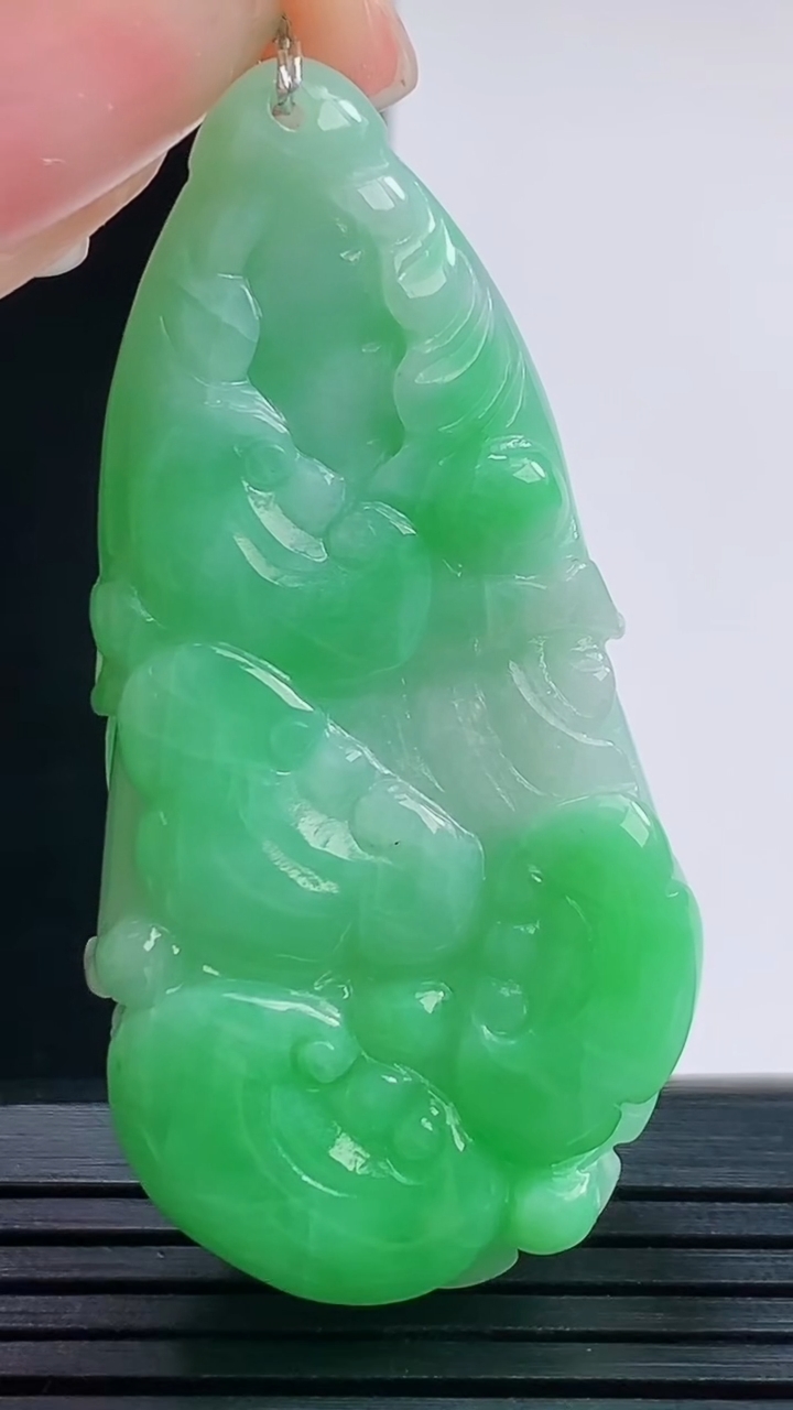 天然A货翡翠白菜吊坠，尺寸50.4-24.8-9.5重量:20.75g
8月28日