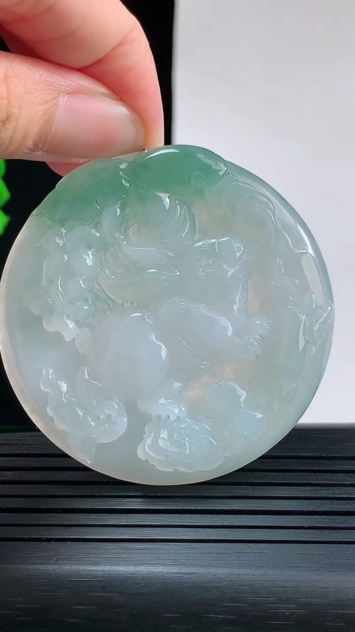 天然A货翡翠飘花生肖兔吊坠，尺寸50.5-6.5重量:31.25g
8月28日