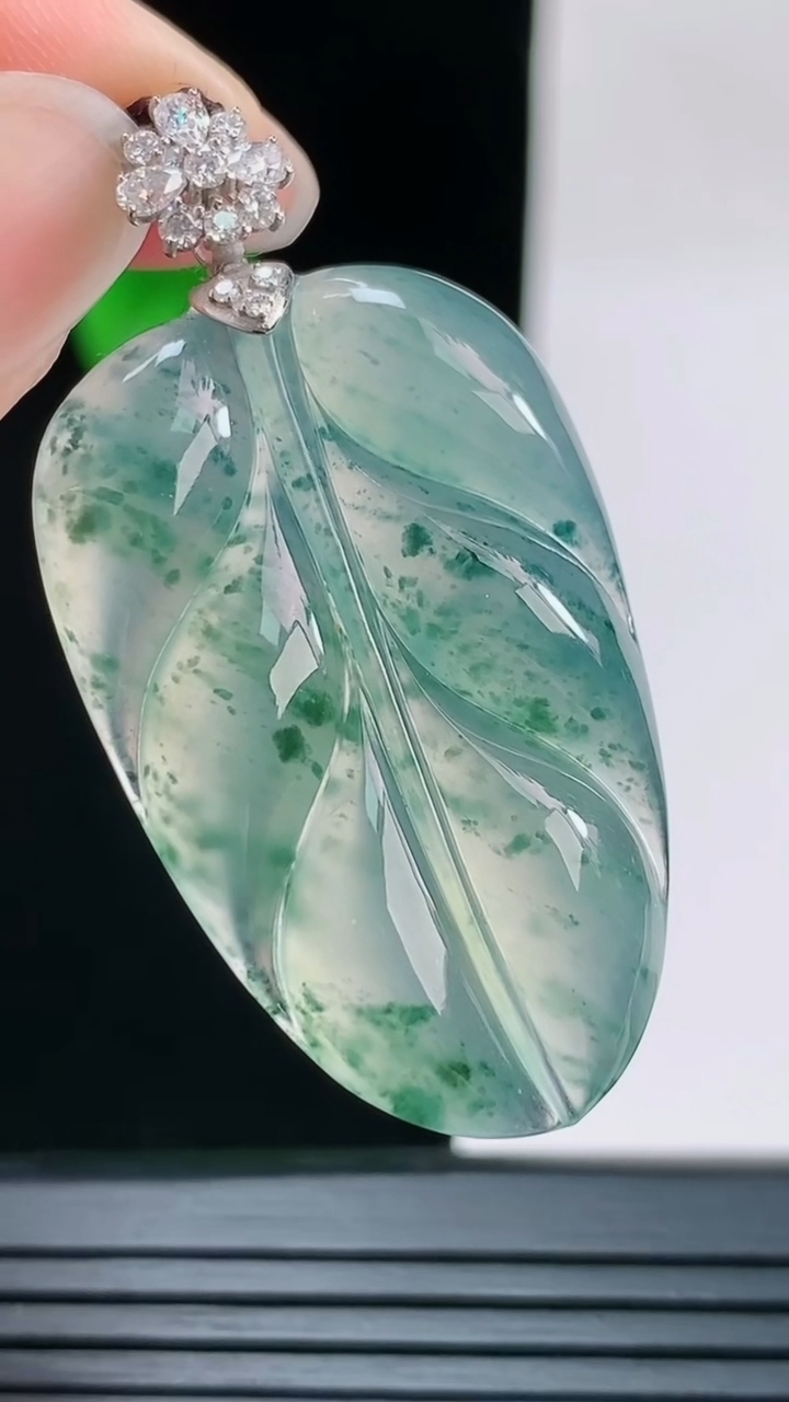 天然A货翡翠种飘花金枝玉叶 叶子吊坠，尺寸32.7-21.6-5.2重量:6.55g
8月28日