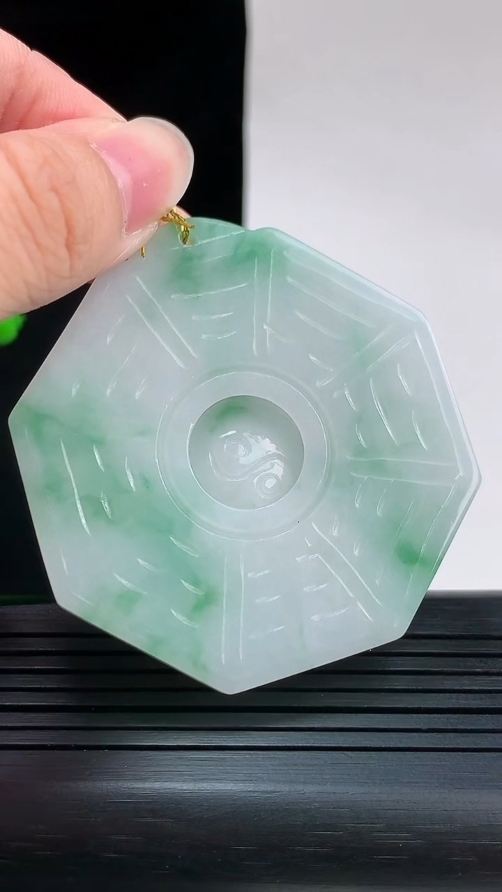 天然A货翡翠太极八卦吊坠，尺寸52.2-6.5重量:40.11g
8月28日