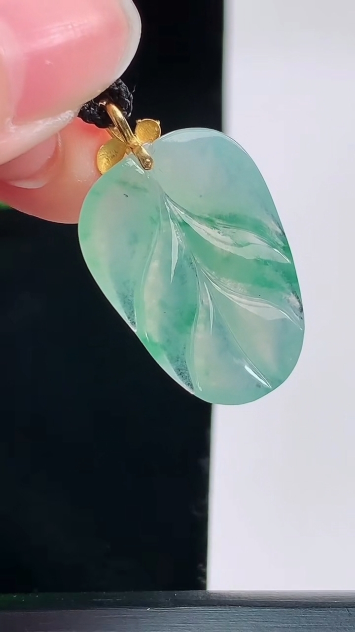 天然A货翡翠金枝玉叶 叶子吊坠，尺寸26.8-17.5-6.1重量:3.40g
8月28日