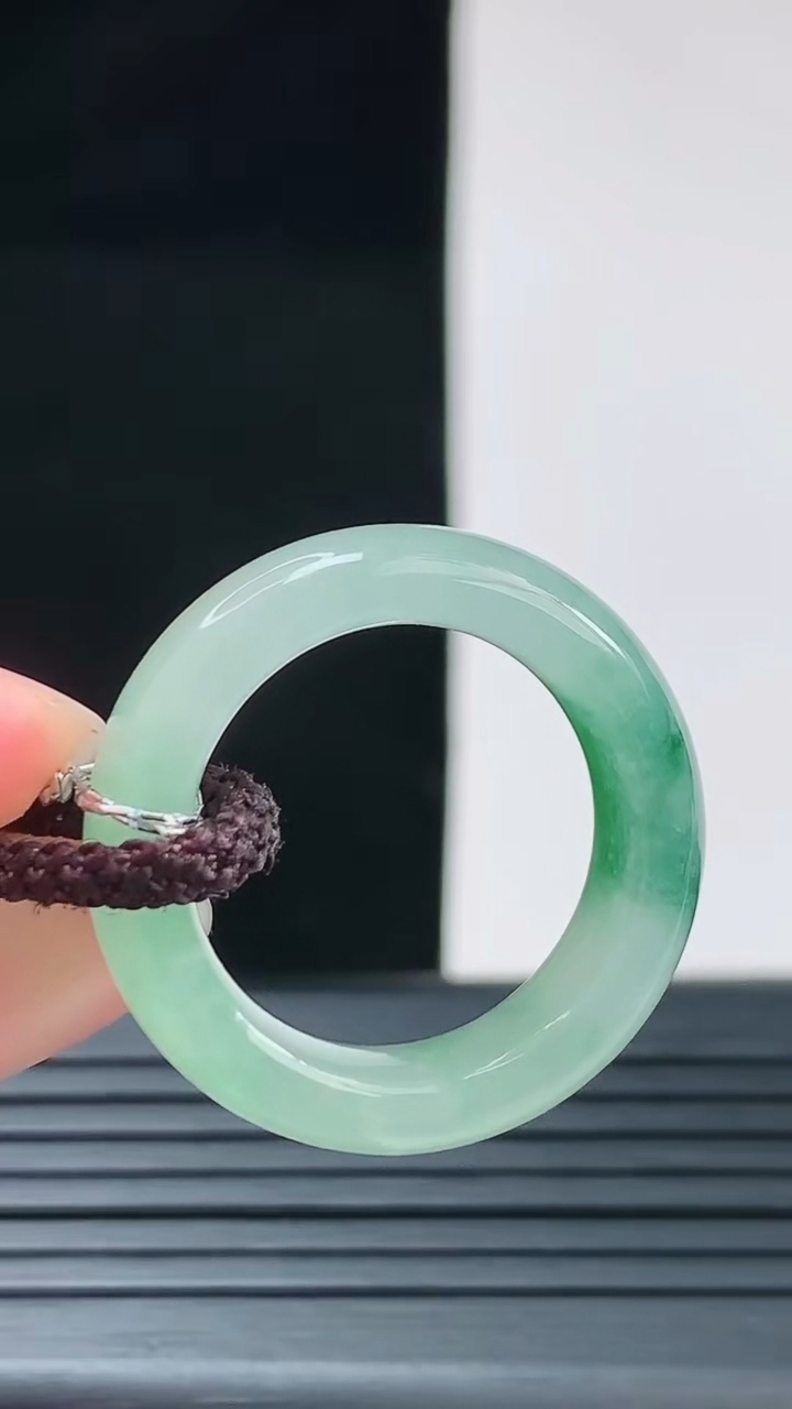 天然A货翡翠飘花玉指环戒指，尺寸16.7-6.6重量:4.65g2026年8月28日
工厂直销收藏佳品,种好水足，色泽均匀，有种有色，上手高大气！