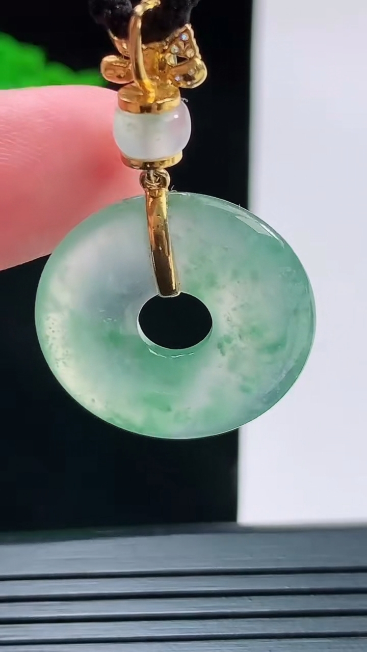 天然A货翡翠种飘花平安环吊坠，尺寸22.6-4.1重量:5.30g
8月28日