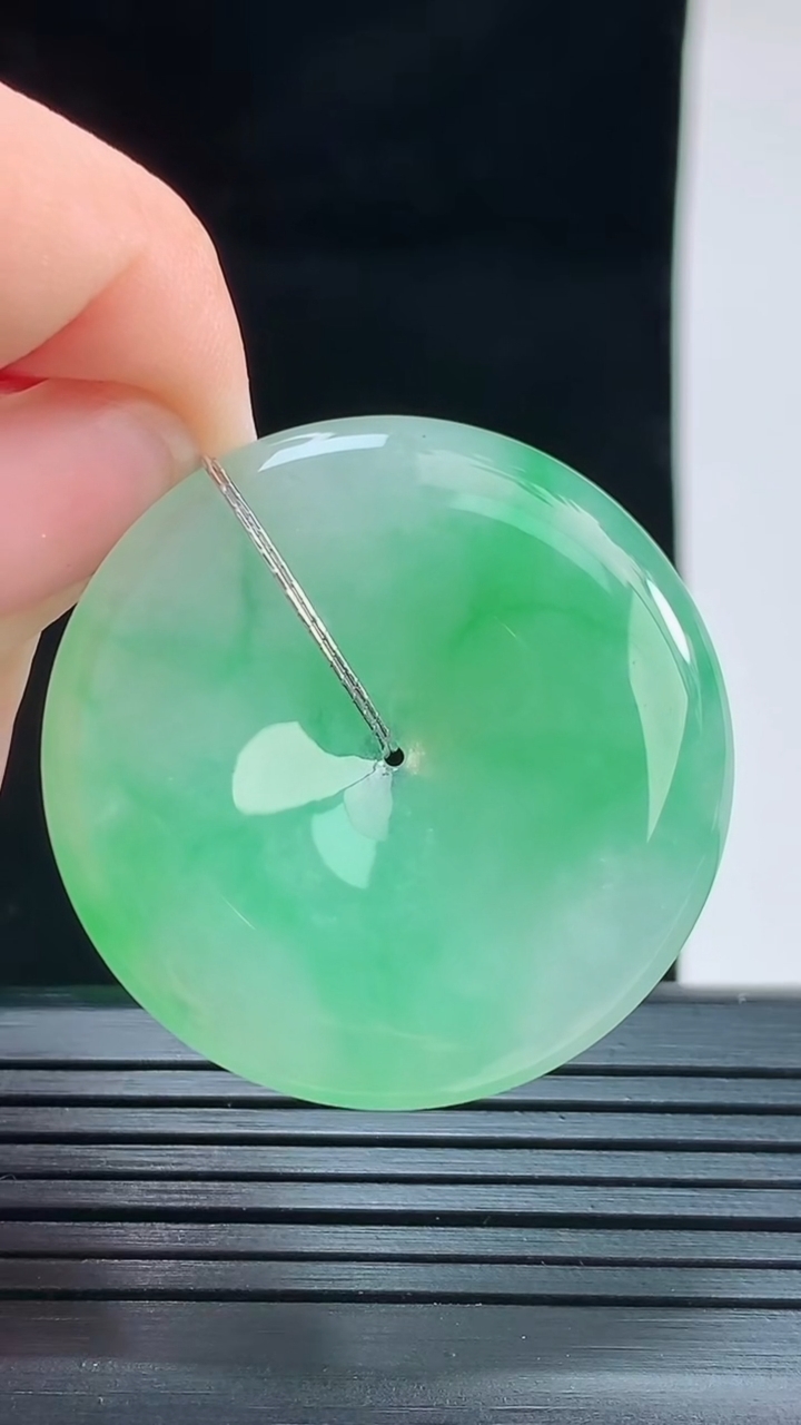 天然A货翡翠平安扣吊坠，尺寸34.1-5.2重量:13.10g
8月28日