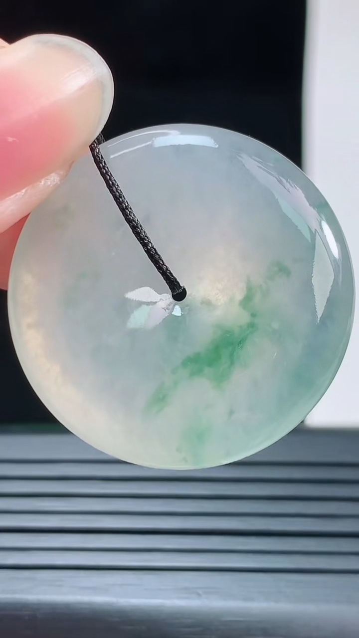 天然A货翡翠种飘花平安扣吊坠，尺寸30.6-5.7重量:11.43g
8月28日