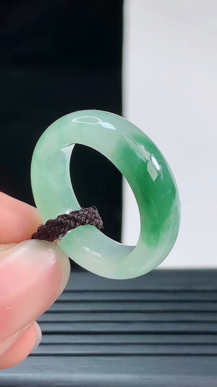 天然A货翡翠飘花玉指环戒指，尺寸16.7-6.6重量:4.65g2026年8月28日
工厂直销收藏佳
