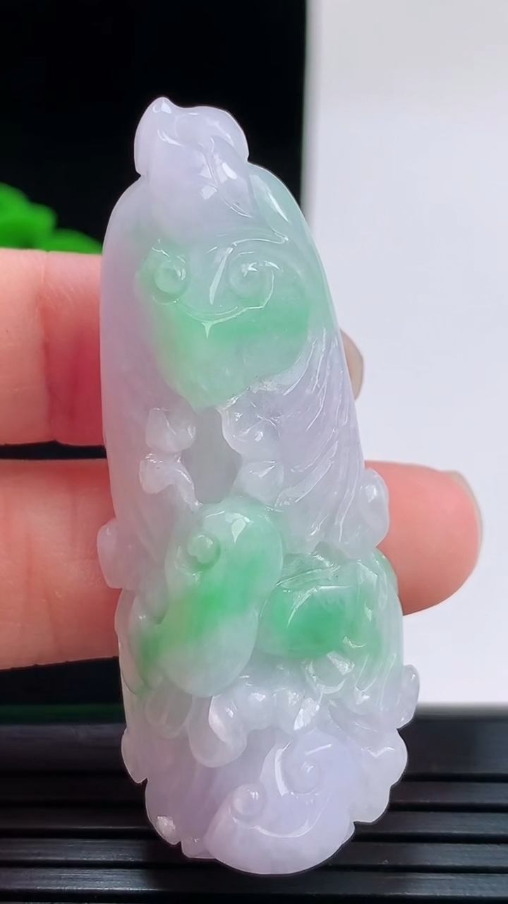 天然A货翡翠白菜吊坠，尺寸51.7-20.2-11.2重量:17.18g
8月28日
