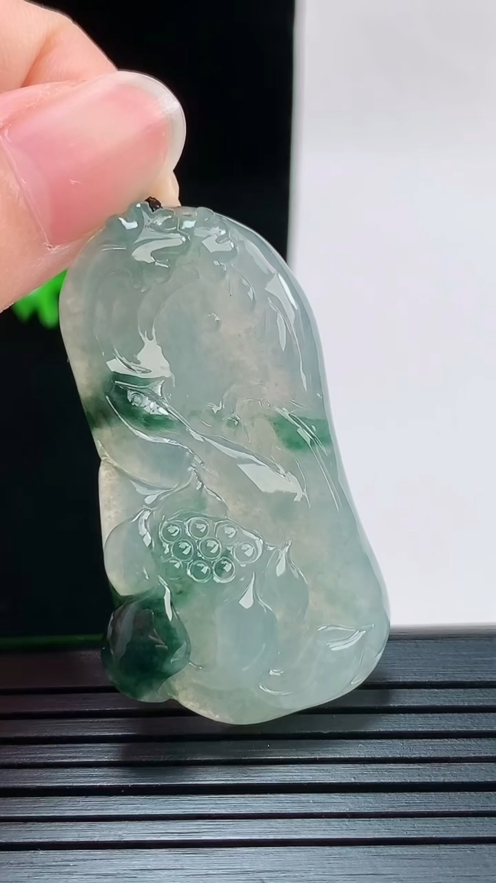 天然A货翡翠飘花年年有余 荷叶鱼吊坠，尺寸44.7-25.6-5.4重量:12.18g
8月28日