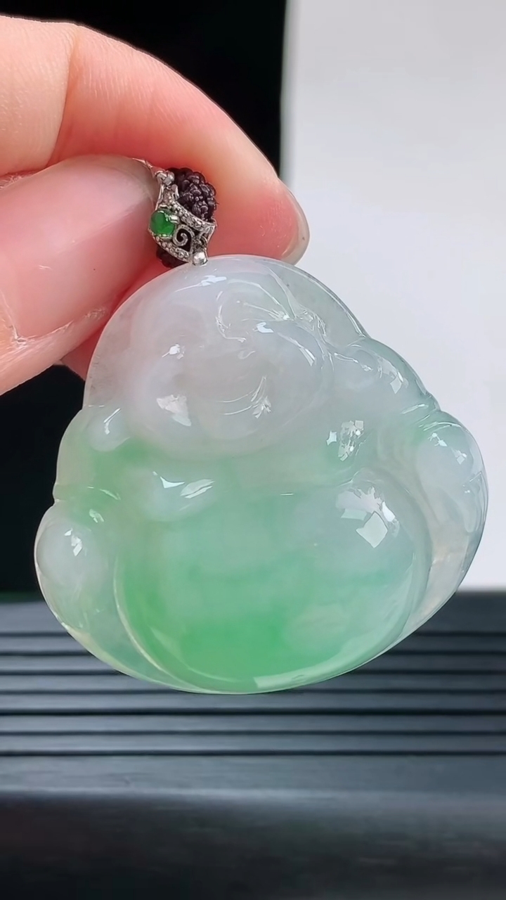 天然A货翡翠佛公吊坠，尺寸32.4-34-6.8重量:11.34g
8月28日