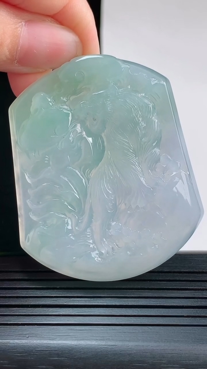 天然A货翡翠生肖虎吊坠，尺寸53.8-44-6.4重量:33.92g
8月28日